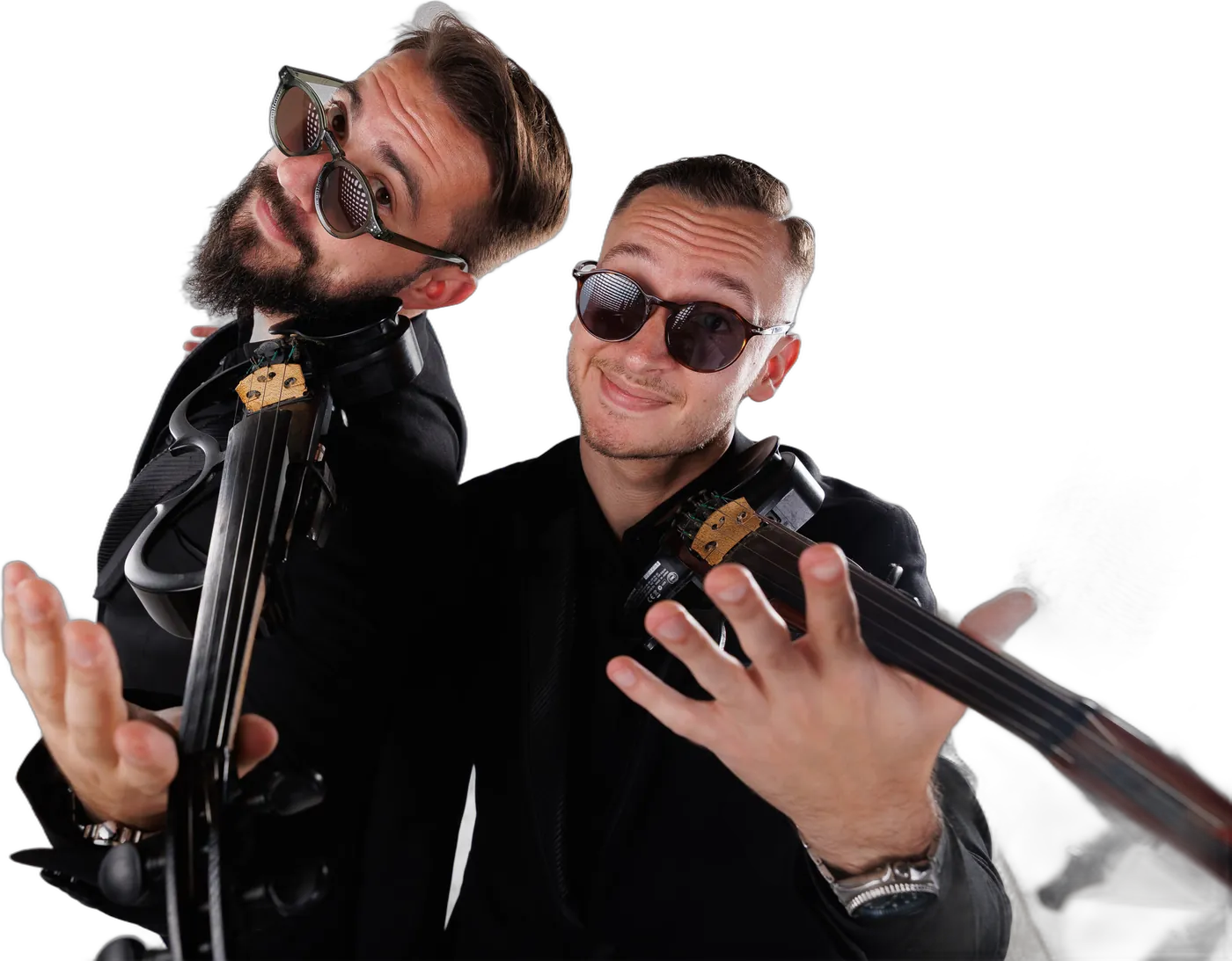 Dva violinista Artego Banda sa električnim violinama
