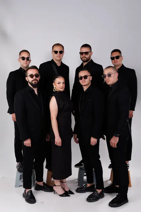 Artego Band u crnim odelima