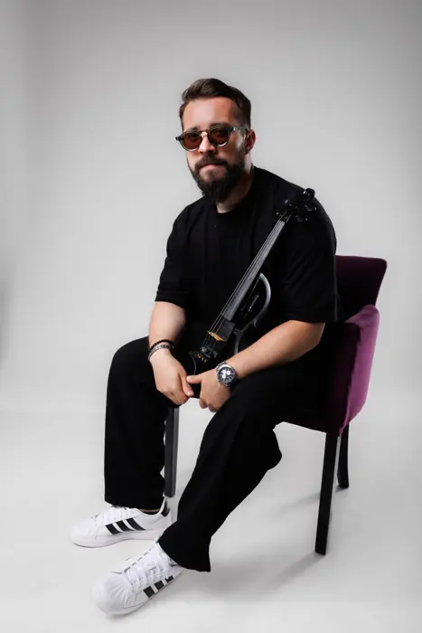 Violinista na stolici
