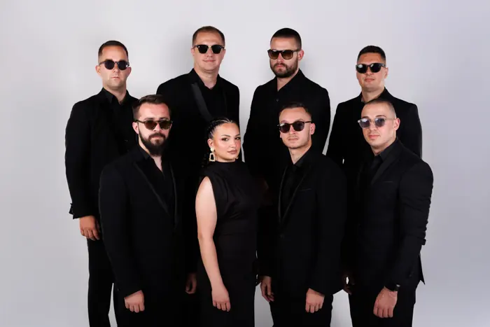 Artego Band u crnim odelima